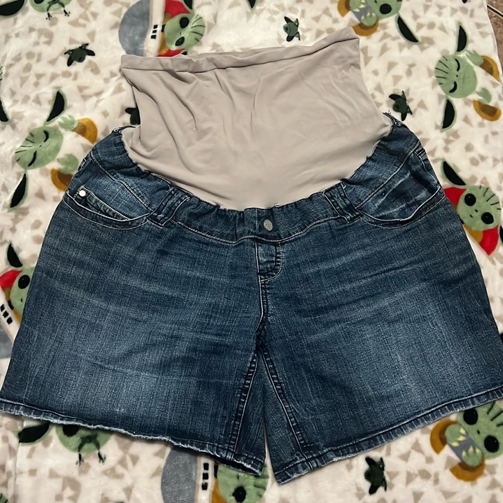 Preowned Indigo Rein maternity shorts. Sz L
